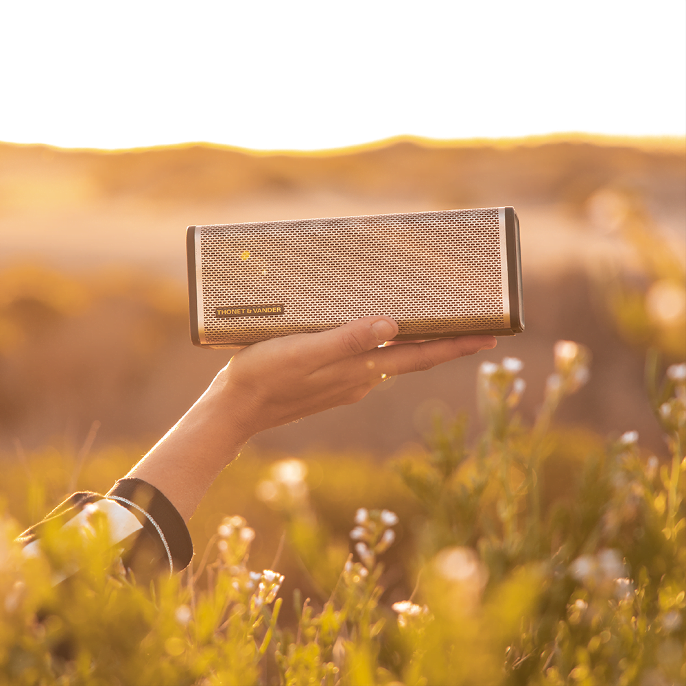 Loa Thonet & Vander FREI TOPP 2 TV lifestyle 1000x1000 01 FREI TOPP